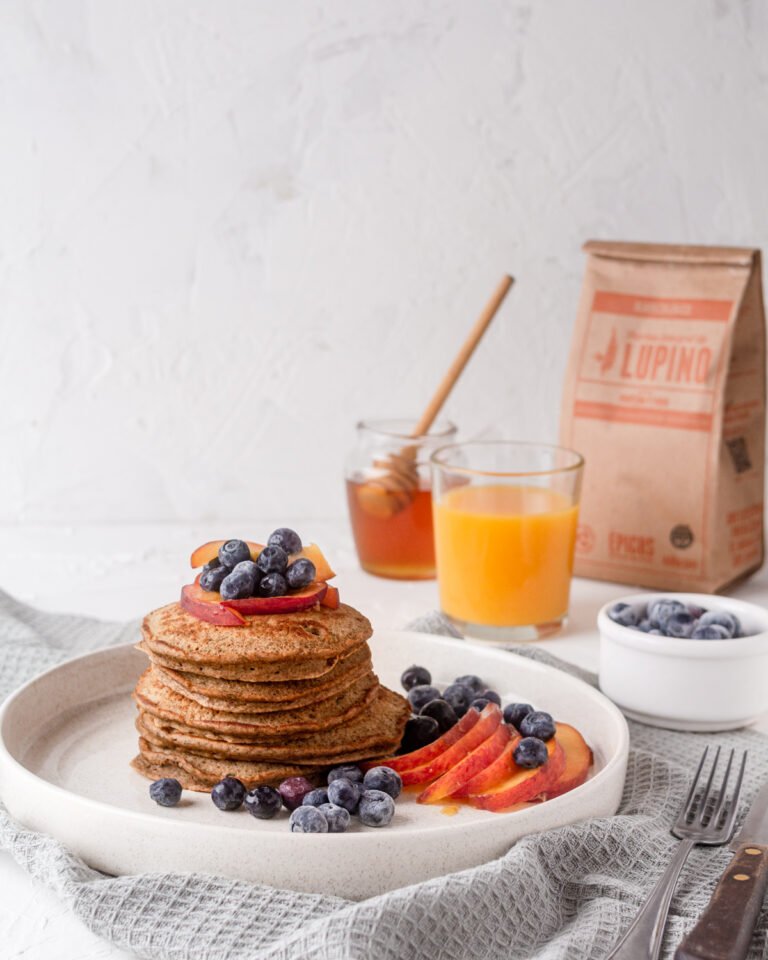 hot cake de lumpino y frutas frescas