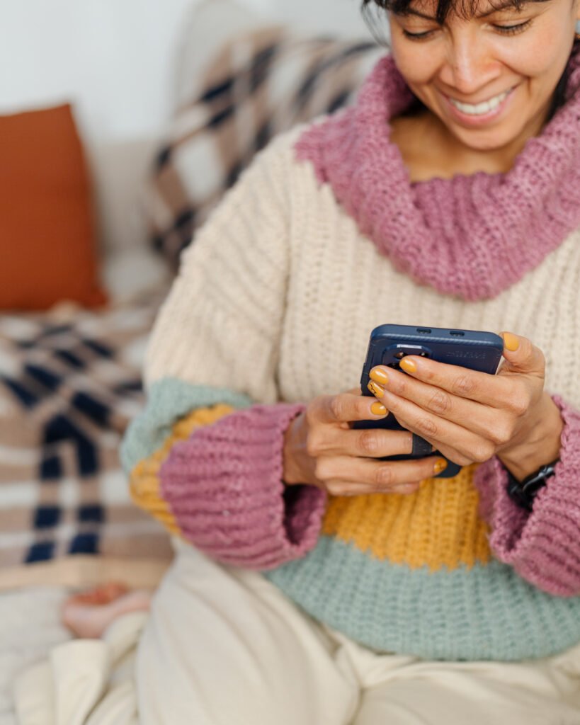 Mujer usando el celular